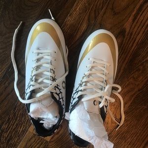 NWOT Leoci Indoor Soccer Shoes Kids Size 5 NWOT